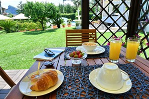 Tägliches Frühstücksbuffet (7 EUR pro Person)