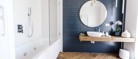 Habitación doble superior, Terraza | Baño | Amenidades de baño gratuitas, secadora de cabello, batas, pantuflas