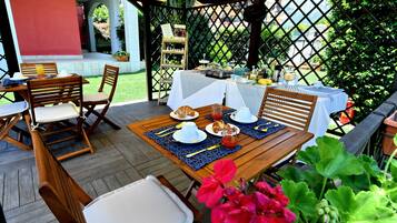 Daily buffet breakfast (EUR 7 per person)