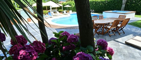 Piscine extérieure (ouverte en saison), parasols de plage
