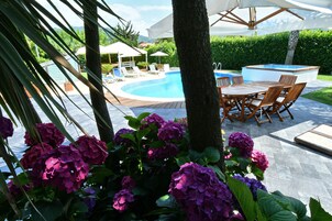 시즌별로 운영되는 야외 수영장, 09:00 ~ 18:30 오픈, 수영장 파라솔, 일광욕 의자