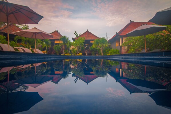 Outdoor pool, sun loungers - Perdana Lembongan (Lembongan Island)