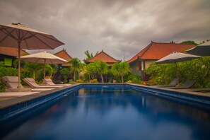 Outdoor pool, pool loungers