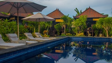 Outdoor pool, pool loungers
