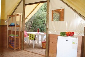 Tente, 2 chambres (Petite Explorateur) | Coin séjour | Baby-foot, table de tennis de table