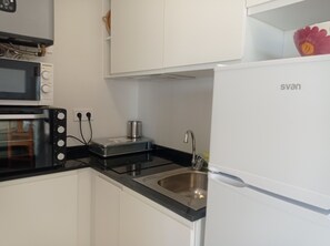 Een koelkast, een microgolfoven, een oven