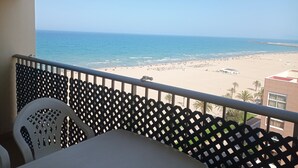 A balcony with a view of a beach and ocean. - Infante E5-11º Solo Familias! (Playa de Gandía)
