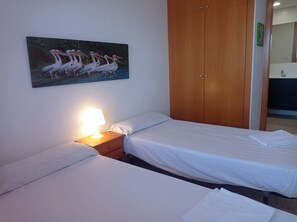 Cuna de viaje, wifi gratis y ropa de cama