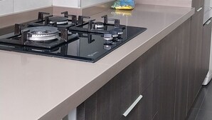Kaffetrakter/tekoker, kjøleskap, mikrobølgeovn og ovn