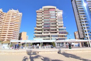 Ein mehrstöckiges Hotel mit Balkonen, Außenbereich und blauem Himmel.