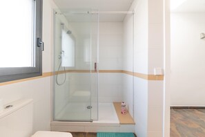Dusche, Haartrockner, Handtücher