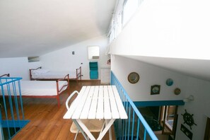 A small, compact room with a bunk bed, a single table, and a window. - M025 - Marcelli, three-room apartment with terrace 200 meters from the sea (Marcelli)