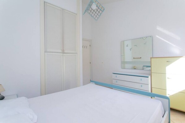 2 bedrooms, bed sheets