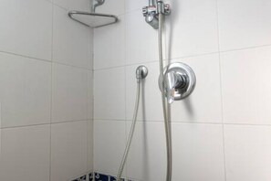 Douche, bidet, serviettes fournies