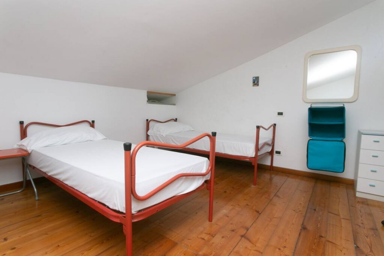 3 bedrooms, bed sheets