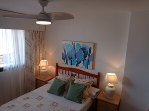 1 quarto, ferros/tábuas de passar roupa, berço de viagem