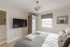 3 slaapkamers, een strijkplank/strijkijzer, reisbedje, wifi