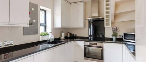 Frigorífic, microones, forn i placa de cuina