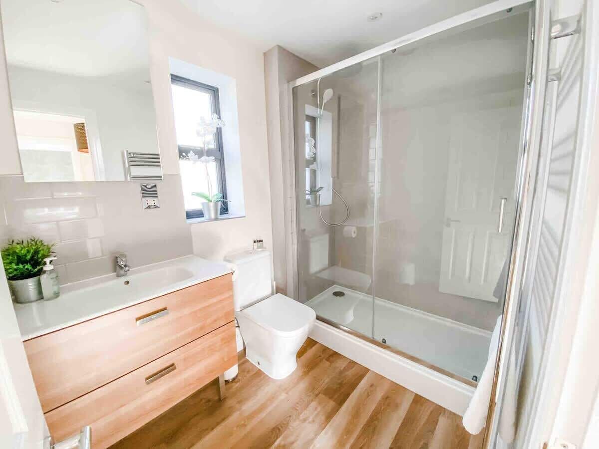 Een douche, een haardroger, shampoo