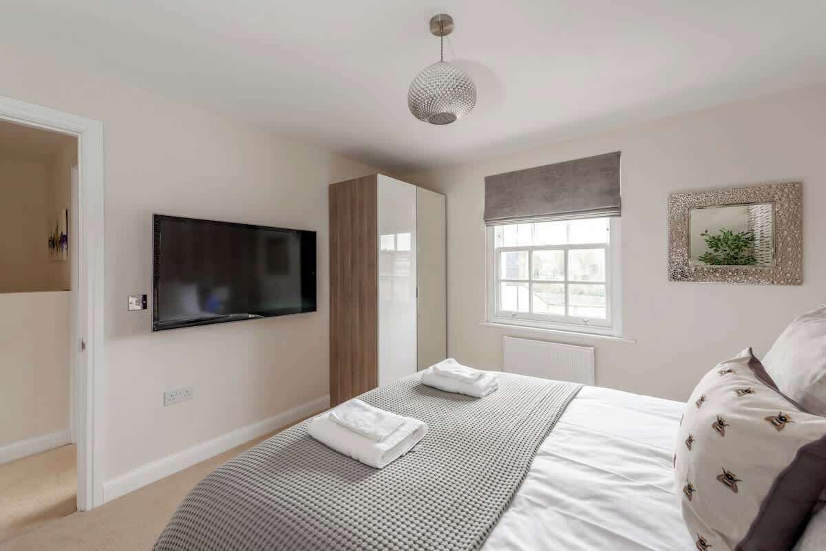 3 bedrooms, iron/ironing board, travel cot, free WiFi