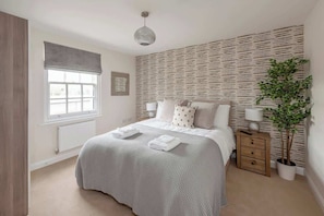 3 bedrooms, iron/ironing board, travel cot, free WiFi - Beautiful 3-bed house in Bath with free parking (Bath)