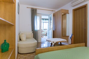 3 chambres, coffres-forts dans les chambres, fer et planche à repasser