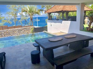 Outdoor dining - Contemporary oceanfront villa, pure Balinese style, design, luxury, modern (Ravine des Cafres)