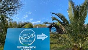 Señal para Park Life Resorts Watermouth Lodges que indica el camino a Recepción.