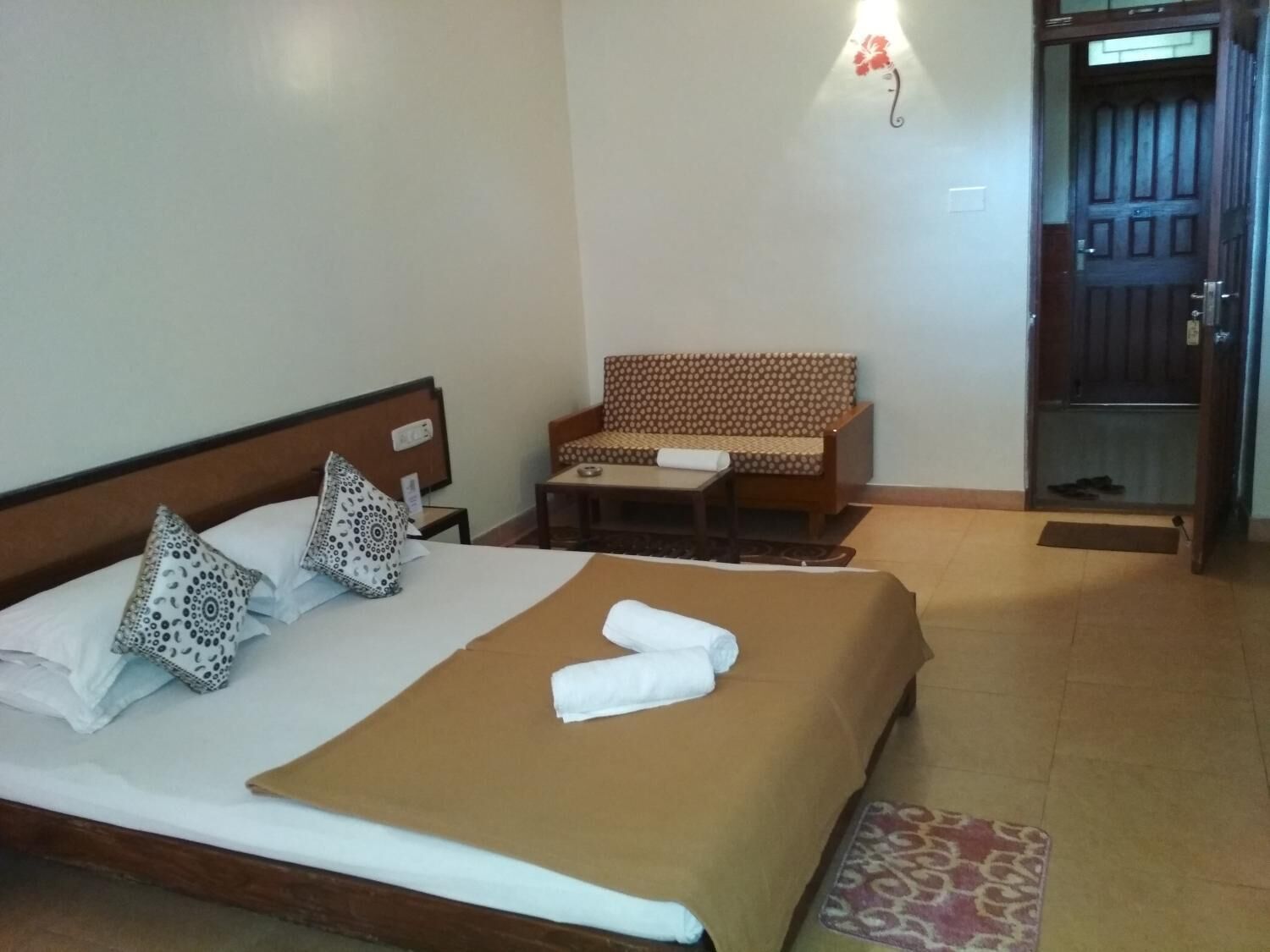 20 bedrooms, down duvets, individually furnished, desk