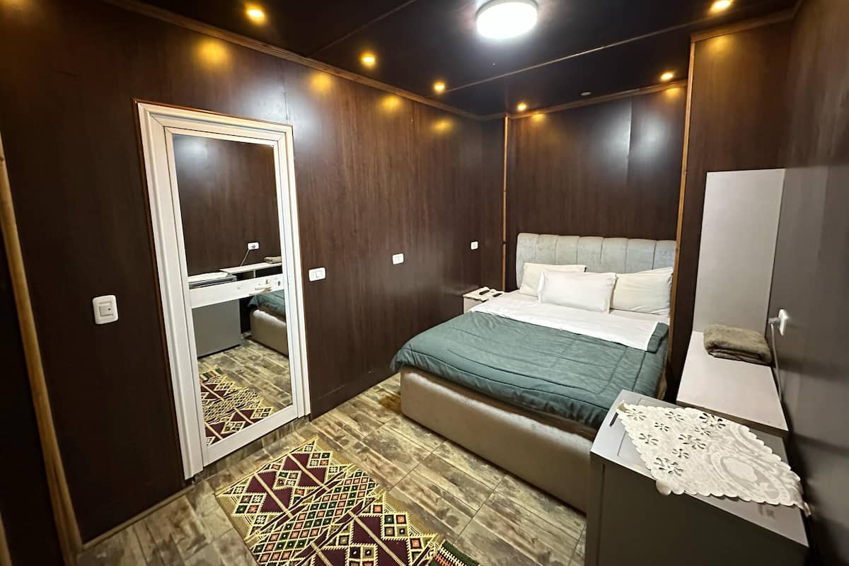 Habitación individual Deluxe, 1 cama King size, para no fumadores | Caja de seguridad en la habitación, wifi gratis y ropa de cama
