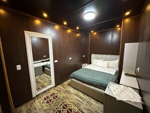 Deluxe Single Room, 1 King Bed, Non Smoking | In-room safe, free WiFi, bed sheets