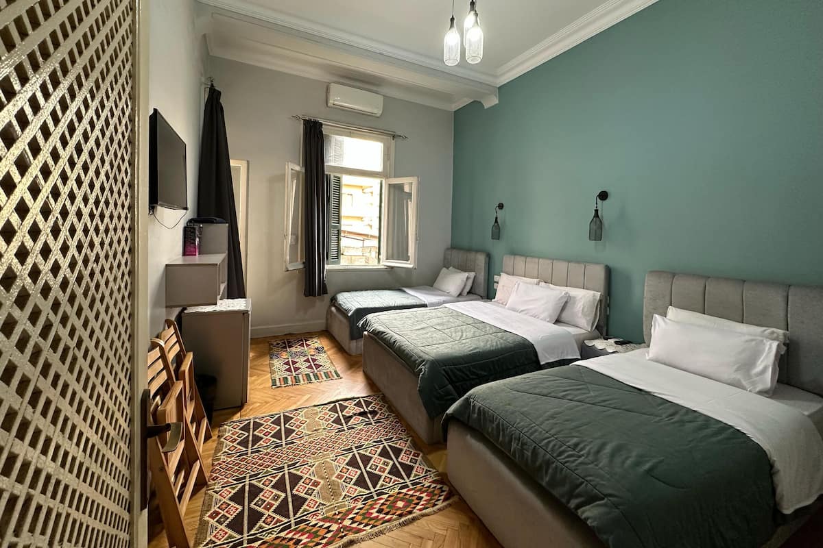 Phòng 4 Deluxe, nhiều giường, hút thuốc, quang cảnh thành phố | Két bảo mật tại phòng, truy cập Internet không dây miễn phí