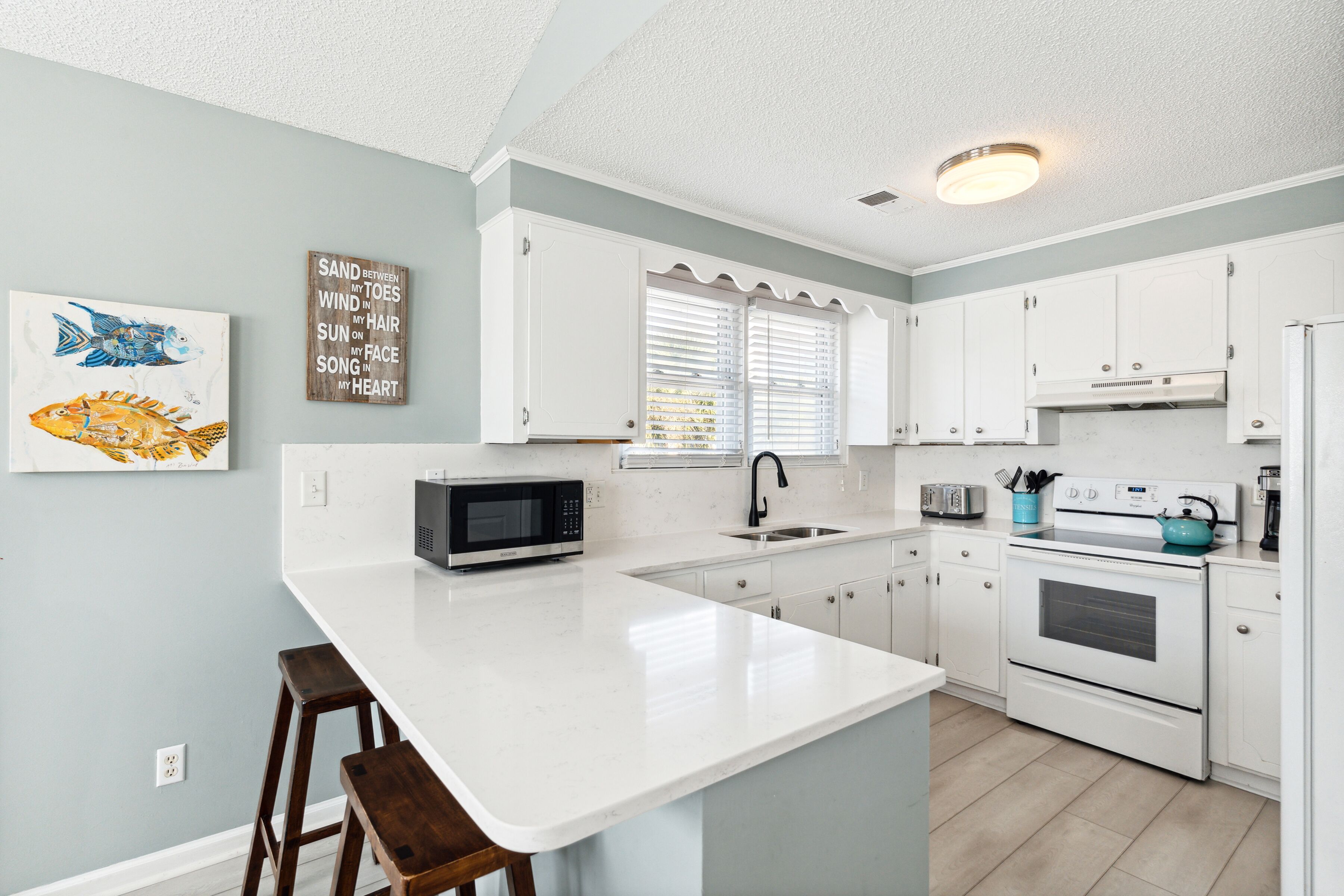 Réfrigérateur, four à micro-ondes, surface de cuisson, lave-vaisselle