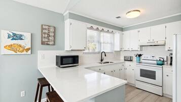 Réfrigérateur, four à micro-ondes, surface de cuisson, lave-vaisselle