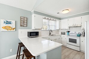 Fridge, microwave, stovetop, dishwasher