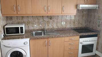 Een koelkast, een magnetron, een oven, een kookplaat