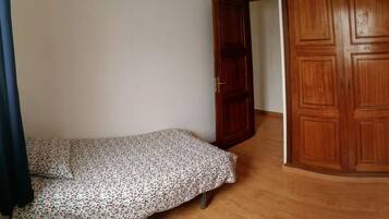 3 slaapkamers, een strijkplank/strijkijzer, wifi, beddengoed