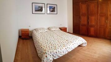 3 slaapkamers, een strijkplank/strijkijzer, wifi, beddengoed