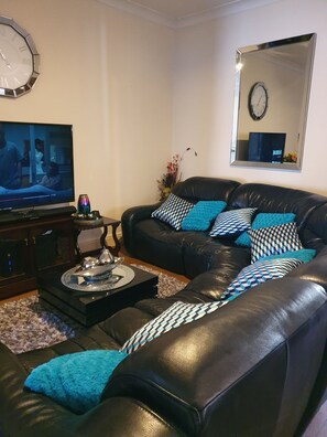Smart TV - CHAPS GUEST HOUSE SOUTHAMPTON - Accommodates 15 Guests (Southampton)
