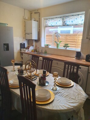 Fridge, microwave, oven, stovetop - CHAPS GUEST HOUSE SOUTHAMPTON - Accommodates 15 Guests (Southampton)