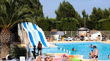 Una piscina al aire libre, una piscina climatizada