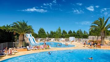 Una piscina al aire libre, una piscina climatizada