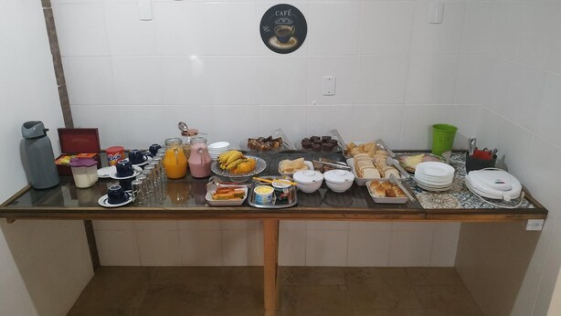 Un buffet de petit-déjeuner proposant une variété d'aliments et de boissons.