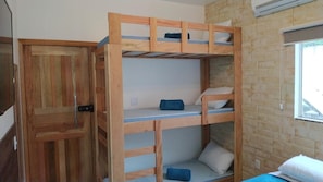 Een minibar, een bureau, verduisterende gordijnen, gratis wifi