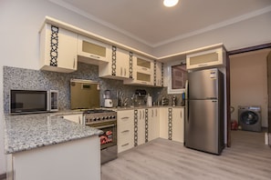 Kjøleskap, ovn, kokeplater og vannkoker