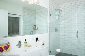 Regadera, secadora de cabello, toallas, jabón