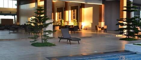 Piscine couverte, piscine extérieure