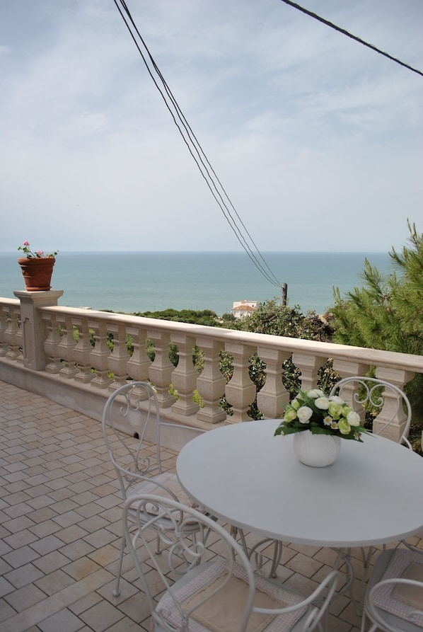 Outdoor dining - CIELO apartment in an old farmhouse (Rodi Garganico)
