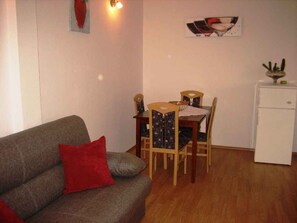 TV - Holiday apartment with use of pool (Rogoznica)