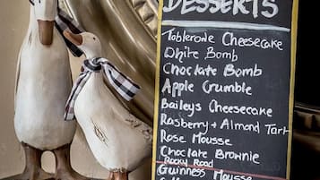 Una pizarra muestra el menú de postres, incluyendo Cheesecake Tablée y White Bomb.